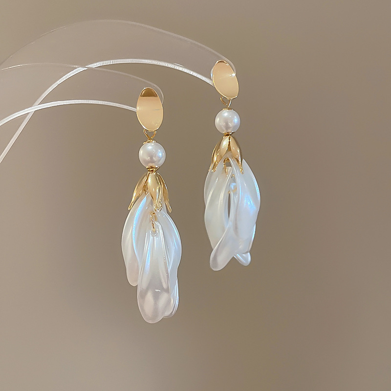 Pendientes de aguja plateados con pétalos de perlas con incrustaciones de diamantes y borlas, pendientes de tuerca de lujo ligeros y de alta gama con un diseño elegante y versátil.