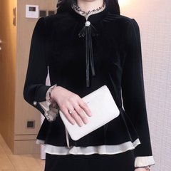 高級気質の若い母親はやせている金糸の底のシャツを見せます。