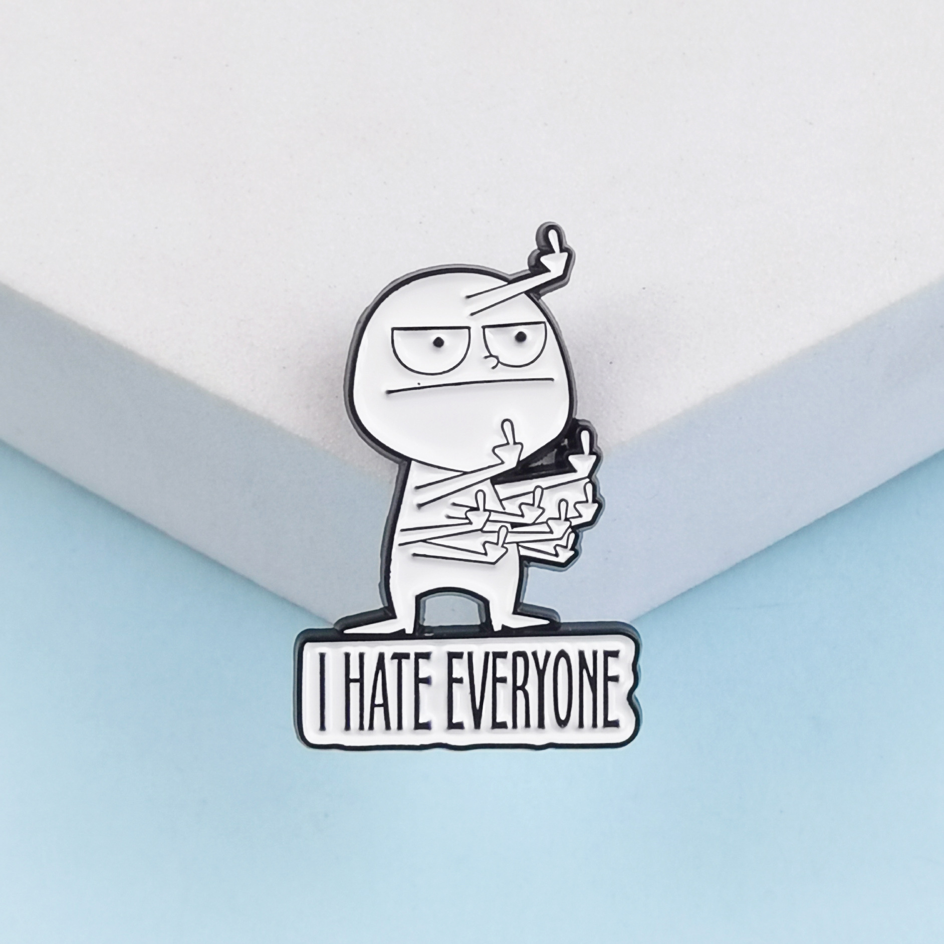 Insignia de dedo medio divertido, accesorios de insignia de villano, diseño creativo, frases en inglés, ropa de dibujos animados, broche, venta al por mayor transfronteriza