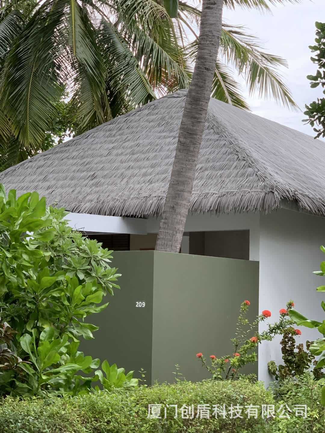 Suministro directo de fábrica de Xiamen al por mayor hoja de palma hoja de plátano punto escénico Nueva simulación de paja teja de paja de plástico hierba ignífuga