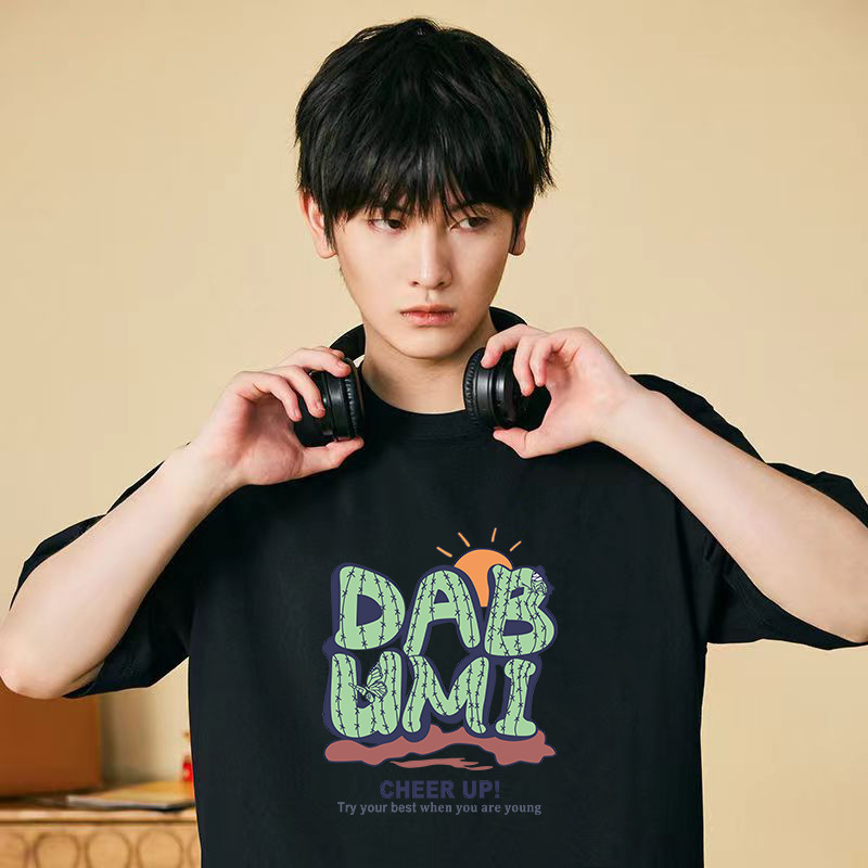T-shirt de mangas cortas para hombres 2026 nuevo estilo de verano pareja chaqueta de hielo fresco estilo de puerto relajado transpirable T corta cómoda