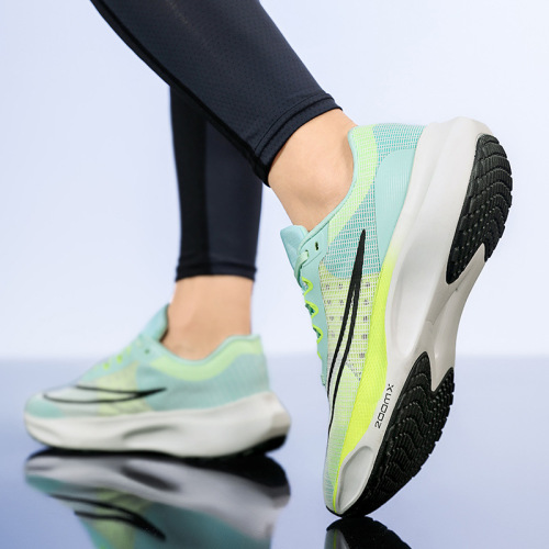 New Sports Shoes Breathable Mesh Flyknit Running Shoes Comfortable Soft Sole Shock Absorbing Running Shoes for Middle School Students Physical Education Shoes