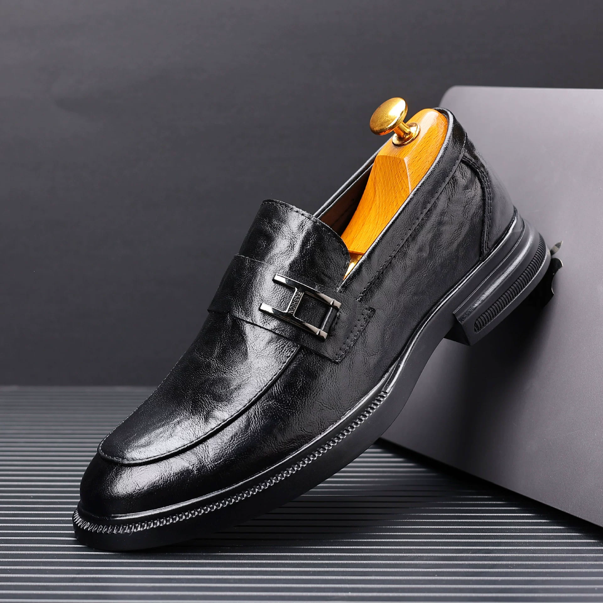 Мужская кожаная обувь, лоферы с низким верхом, кожаные туфли с ленивым острым носком и одним шагом, мужские деловые модельные мужские туфли с рисунком захвата руки