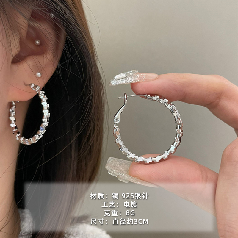 2025 nuevo estilo verano de moda anillo plateado círculo negro círculo fino temperamento europeo y americano aretes dorados de todo fósforo