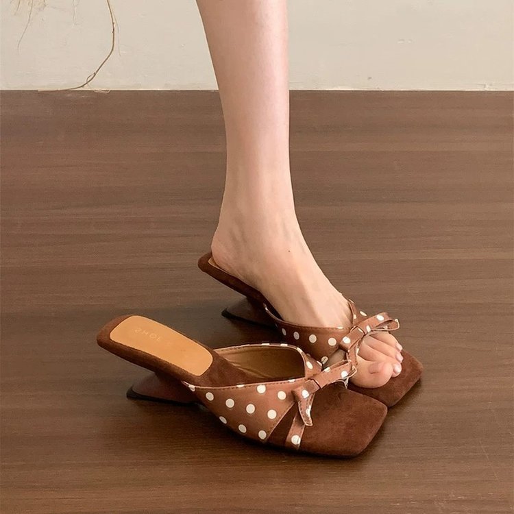 Zapatillas frescas para mujeres de verano cuadradas tacones gruesos muellers arco de color medio zapatos retro franceses de mujer