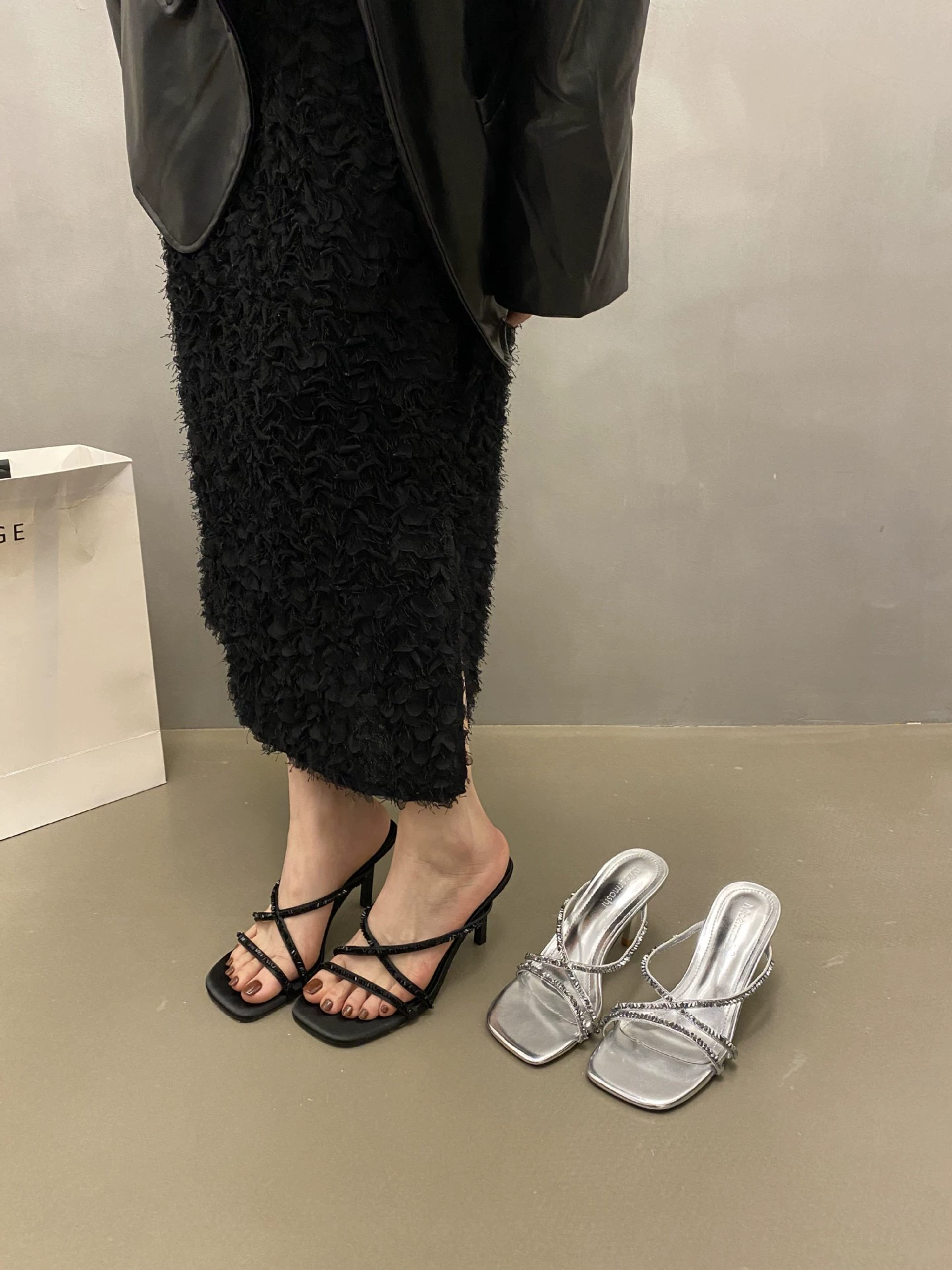 Серебряные сандалии со стразами женский 2024 лето новая мода сексуальный Мюллер на каблуках холодные тапочки