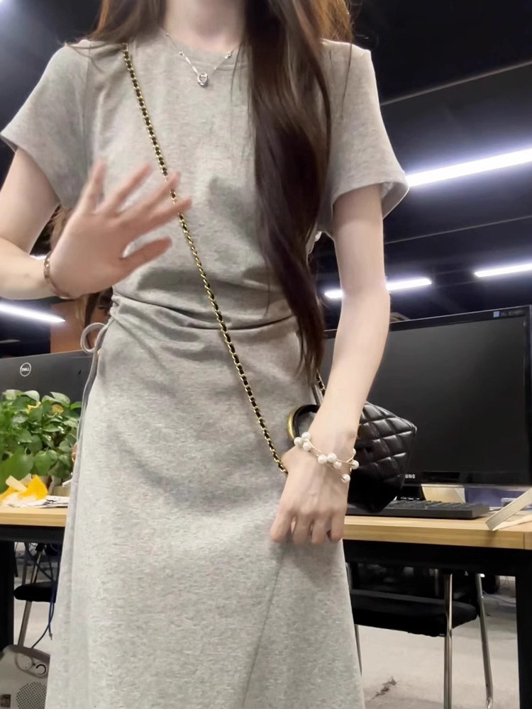 Đầm suông nữ midi tay ngắn màu xám nhạt phong cách thanh lịch — màu xám nhạt