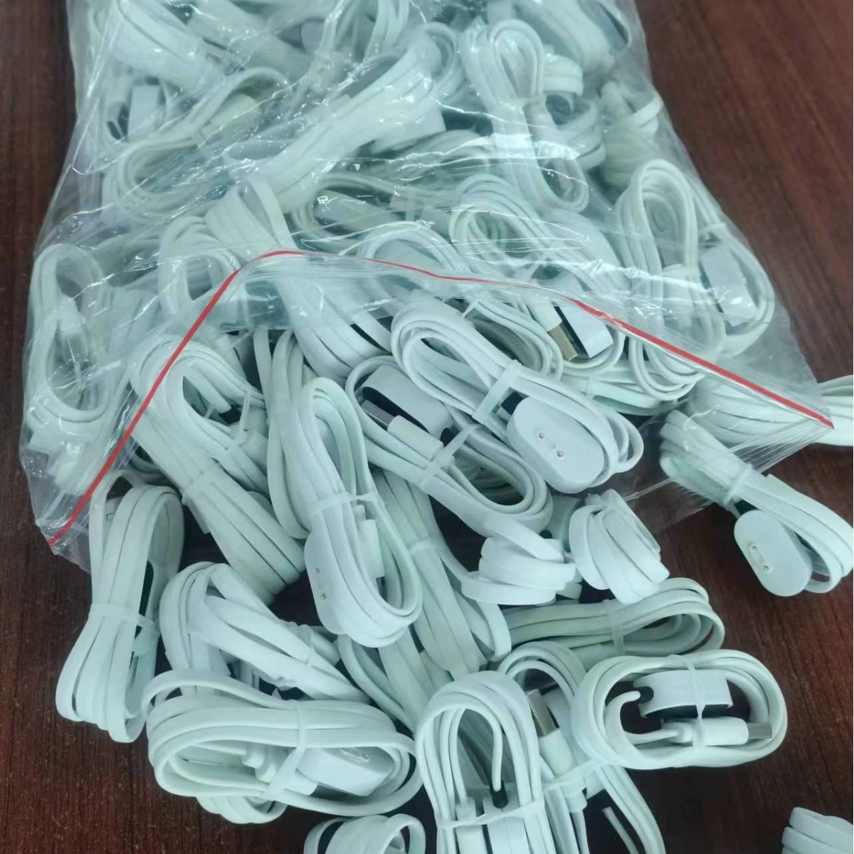 Spot supply suitable for small genius children's phone watch charging cable Q1/Z5/Z5A/Z3/Z2/D3 magnetic line