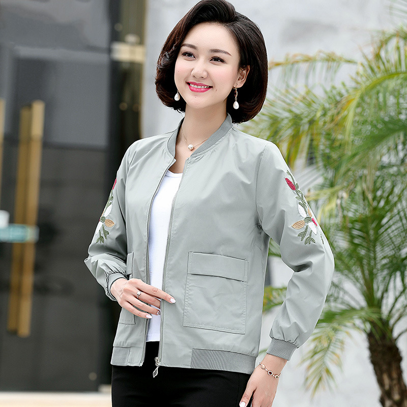 2021 new pattern mom Spring Windbreaker coat Middle and old age have cash less than that is registered in the accounts Jacket middle age spring clothes Thin section 40 year 50