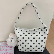 �n��Ů����ţ�򲼲��cҸ�����ذ�С���r��Ůʿ�������μ����Ů