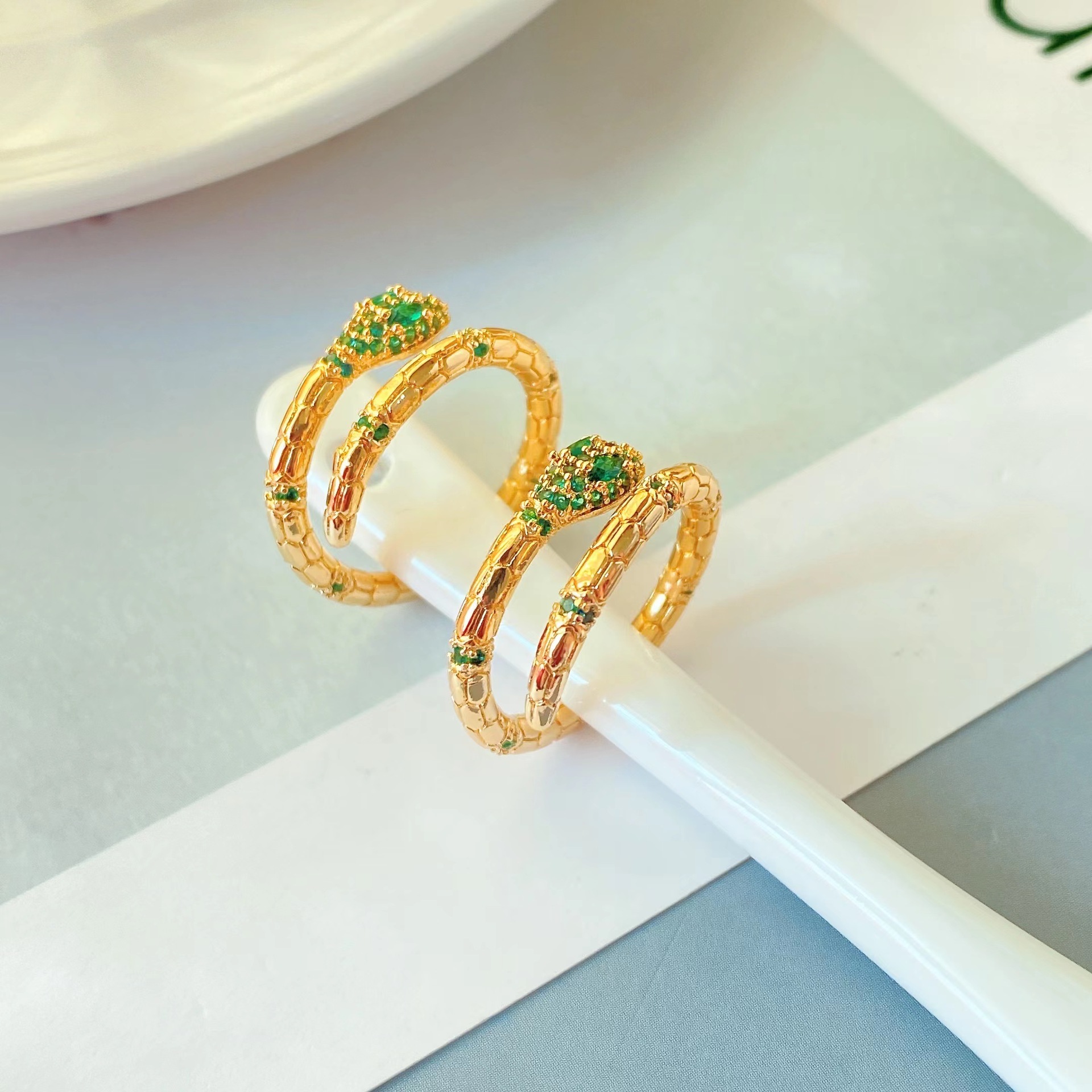 new copper-plated 18k gold snake-shaped winding micro-encrusted diamond open ring