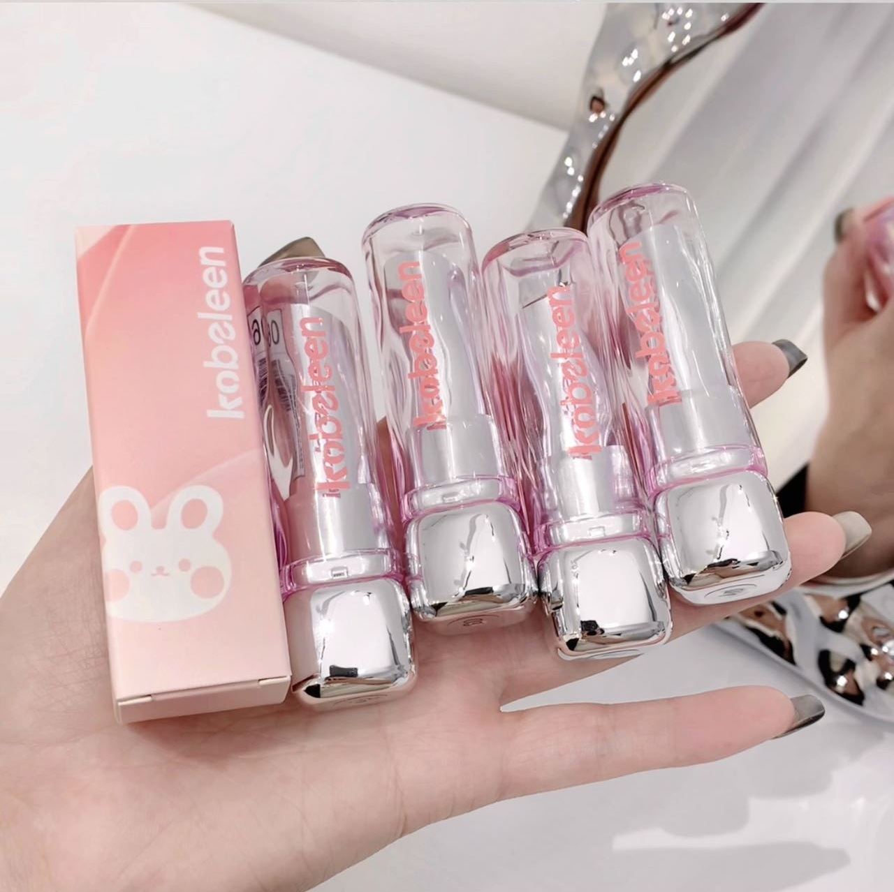 kobeleen Moisturizing Lipstick, with a water-like mirror surface that is waterproof and does not fade easily, is a nude lipstick for spring and summer, suitable for students undefined