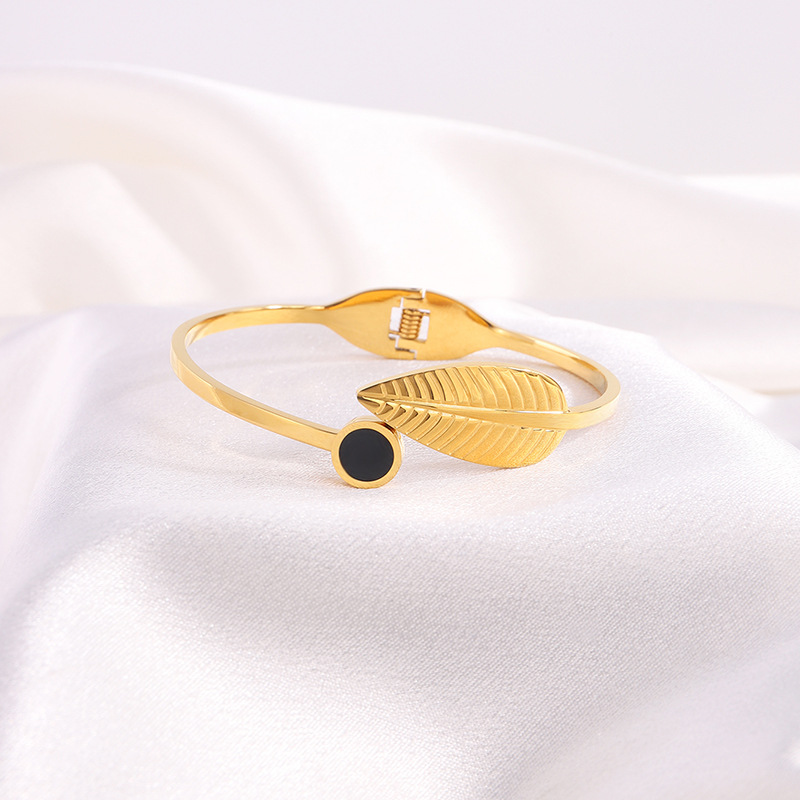 Fábrica directa pulsera de acero de titanio Europa y América alta sensación de resorte abierto pulsera de hoja de oro real chapado no decoloración joyería