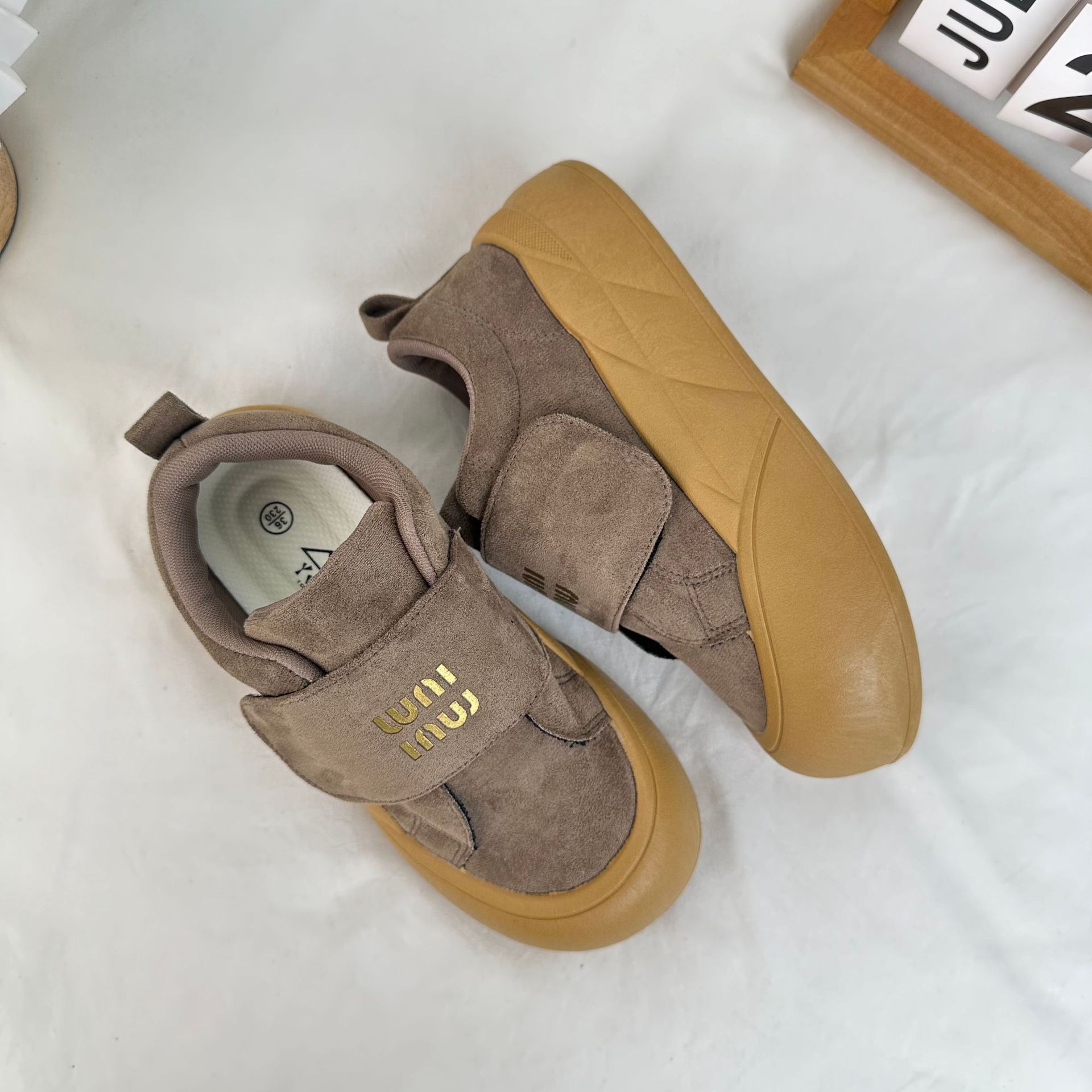 Yuanbo 2024 nuevos zapatos blancos de pastel ligero, zapatos de pan de cabeza grande, zapatos populares coreanos de suela gruesa y feia.