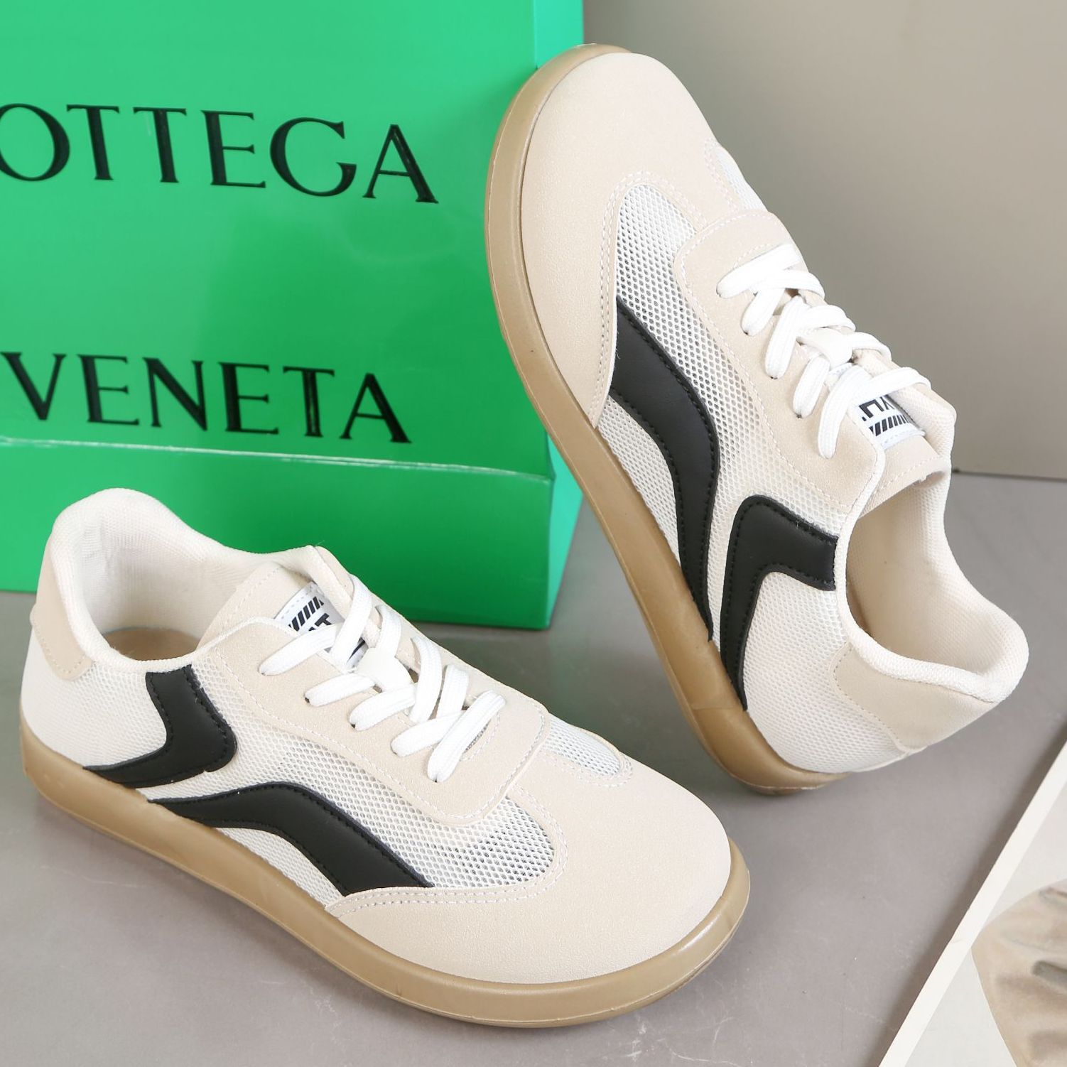 2026 primavera y verano nuevas zapatillas deportivas para mujeres zapatos blancos para correr con suela suave estudiantes cómodos en el viento de entrenamiento de zapatos de mujer