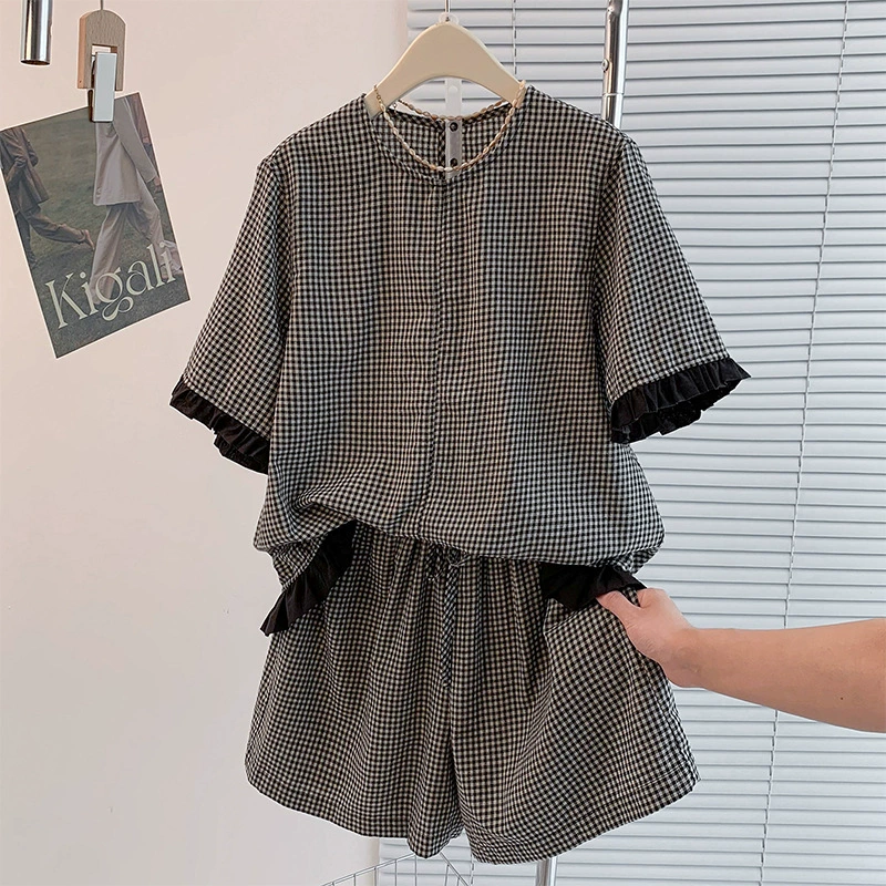 Настоящий снимок действительно красивого костюма, кружевной клетчатой ​​рубашки с короткими рукавами, топа, шорт, свободного повседневного летнего стиля.