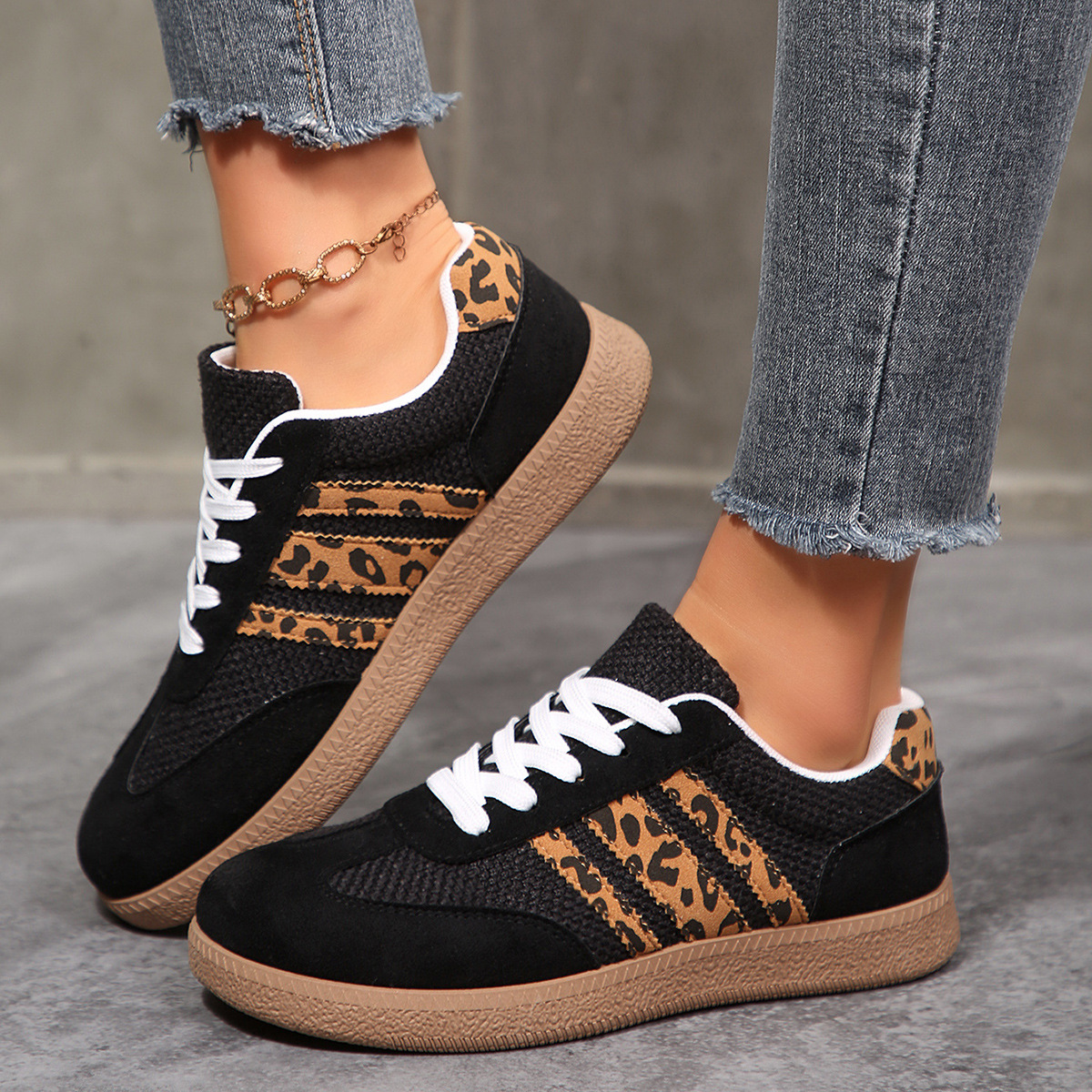 Zapatos de entrenamiento de base plana para mujeres 2025, primavera y otoño, zapatos de skate de comercio exterior de tamaño grande, zapatos casuales de moda, zapatos blancos para mujeres