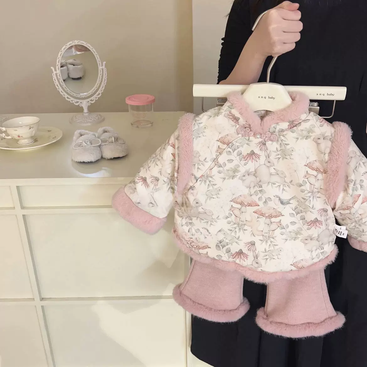 2025冬季女童套装洋气儿童加绒女宝宝周岁礼服过年拜年汉服两件套