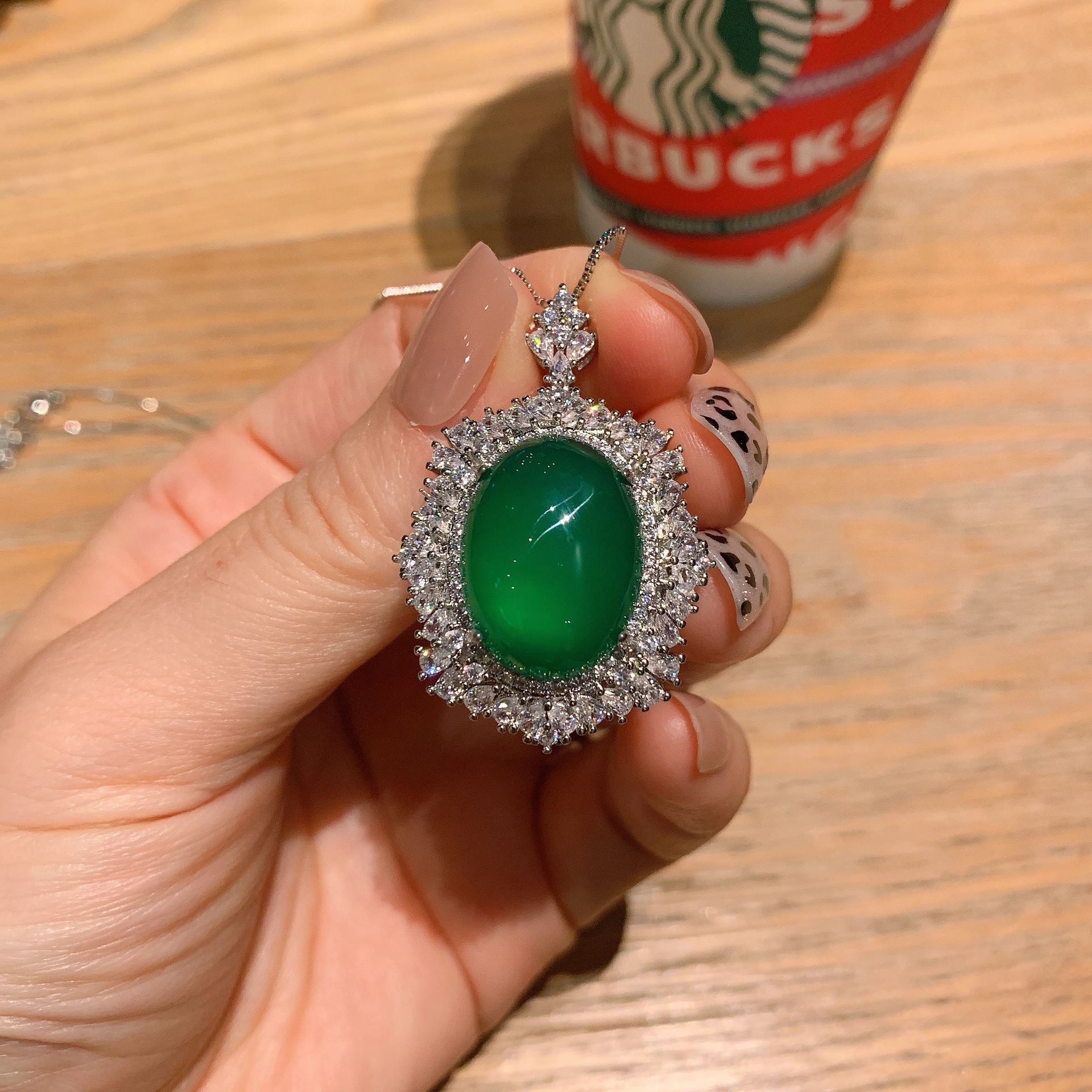 Zhuang Sheng joyería Venta caliente en forma de Dan verde Calcedonia superficie llana completo diamante con incrustaciones anillo colgante traje principal piedra 15*20