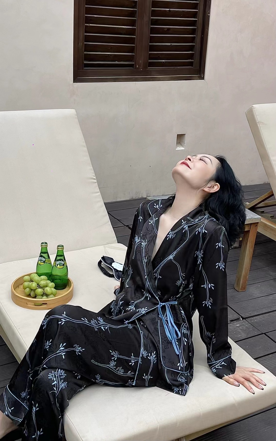 검은 바닥 작은 꽃