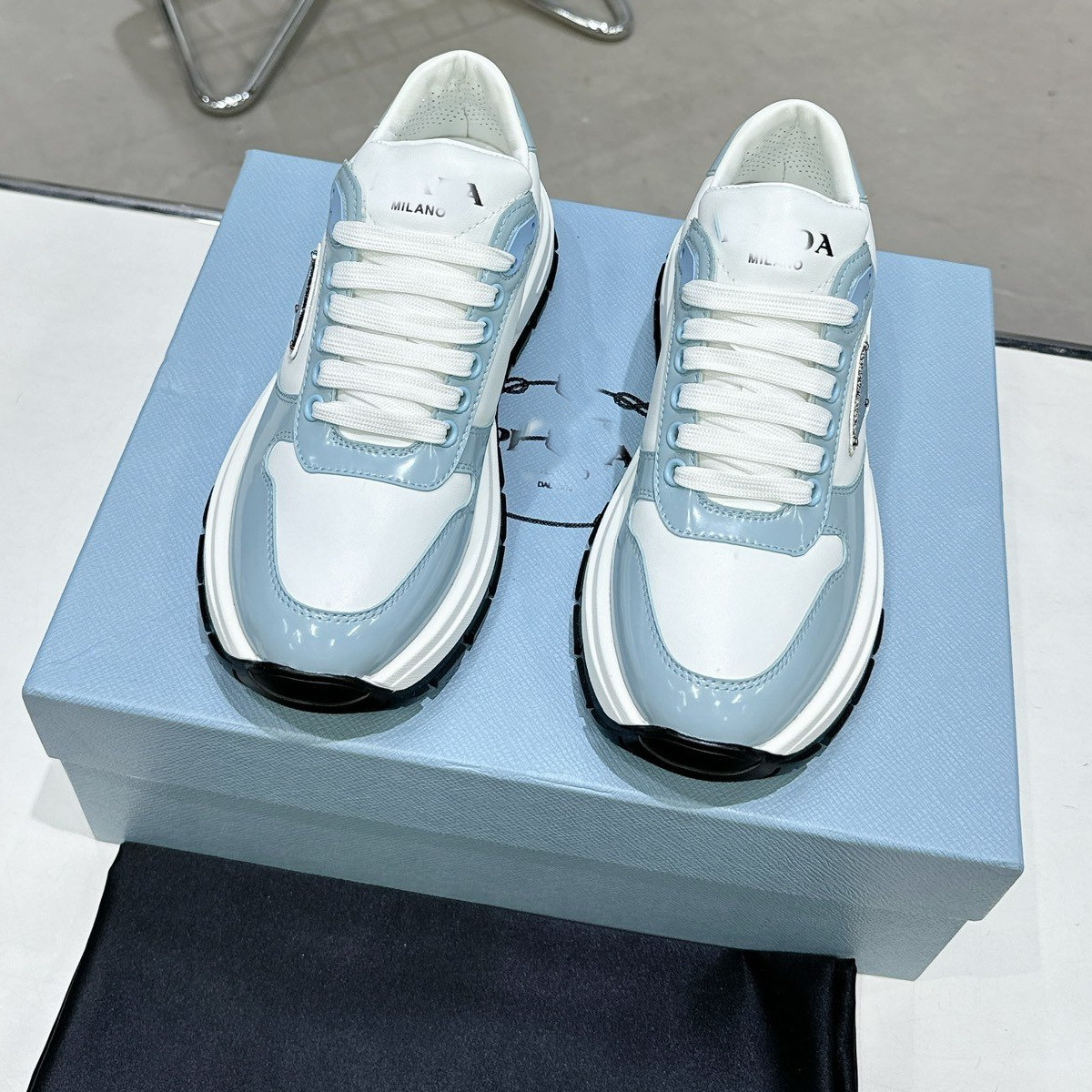 Zapatos deportivos casuales de color pequeño zapato blanco alto zapato de baloncesto zapatos de carrera con suela gruesa diente botas cortas zapatos planos con suela gruesa