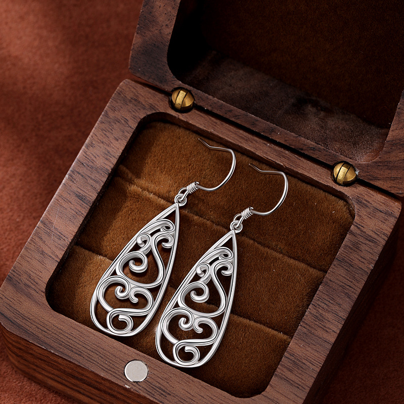 Aretes calientes de Amazon wish Pendientes de plata de ley europea y americana 925 ganchos para orejas huecas gotas de agua pendientes talladas Pendientes de celebridades de Internet mujeres