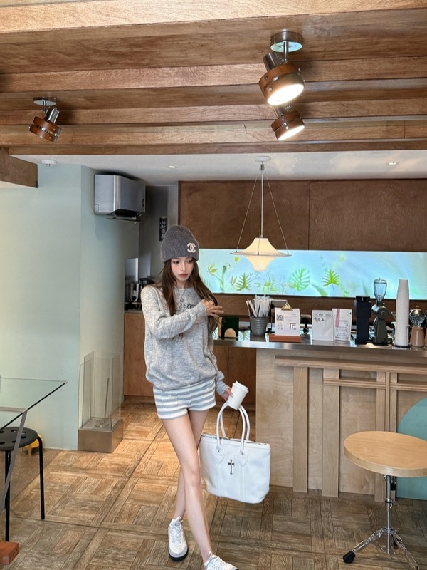 灰色破洞字母印花圆领毛衣女秋季软糯套头针织衫宽松百搭休闲上衣|undefined