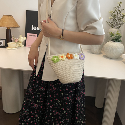 Hand-woven straw bag lady 2024 new casual crossbody small bag pastoral style vacation beach bag bucket bag summer