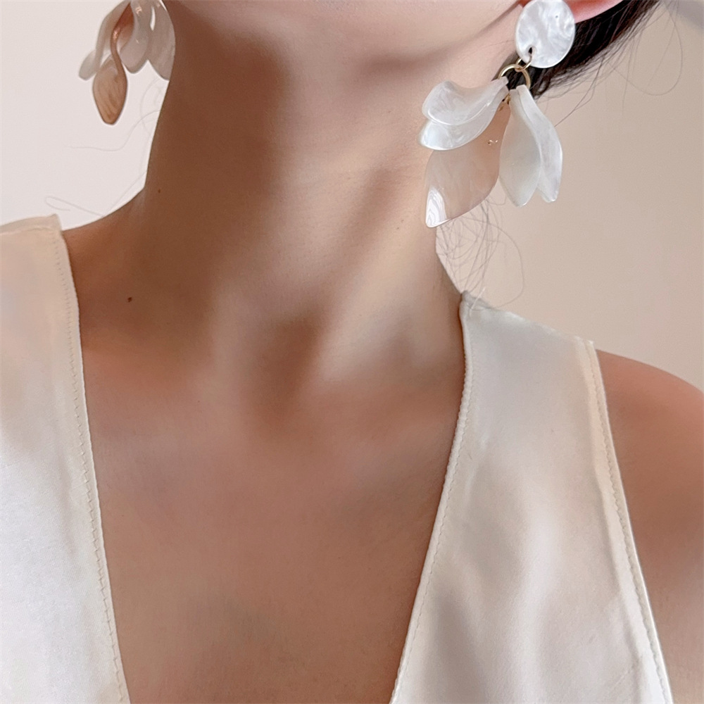 18g Weight Copper Alloy Ear Needle Material Drop Earrings Classification 1 Pair Quantity Daily Occasion Acrylic Material Petal Pattern Women's Gender Retro, Sweet Style Polishing Craft 1 Pair Retro Sweet Petal Polishing Acrylic Drop Earrings 1