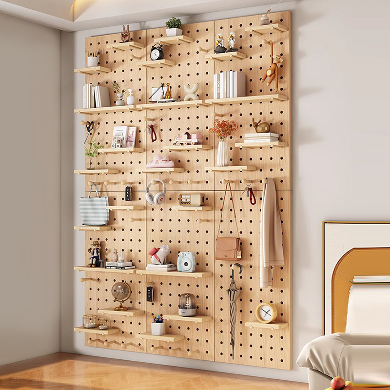 木造の穴の板の壁の装飾の仕切り板の物置棚の机の背景の壁の棚の展示棚の収納棚