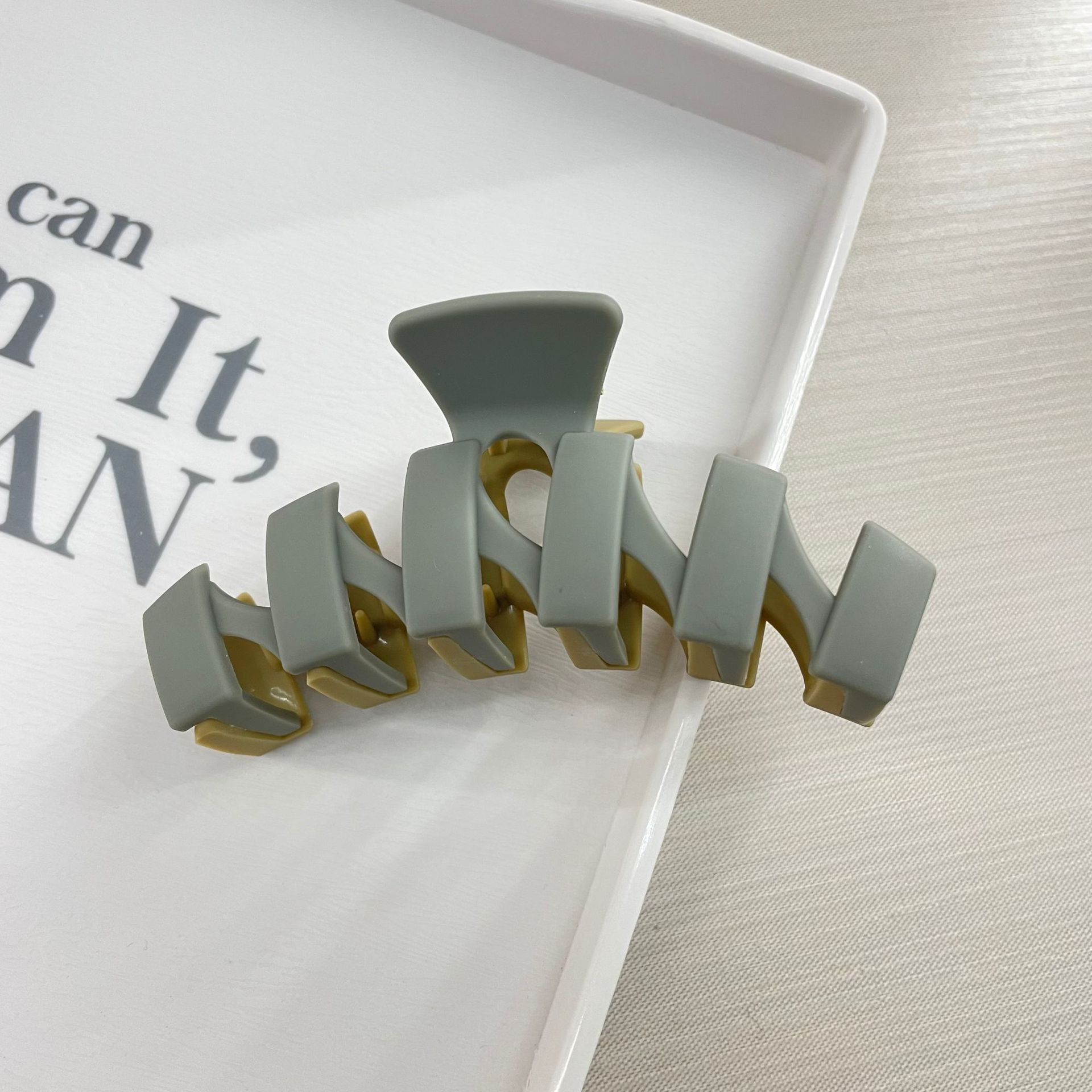 Oufeile superficie de dos colores AB textura esmerilada agarre cuchara trasera femenina alta Cola de Caballo tiburón clip accesorios para el cabello horquilla al por mayor