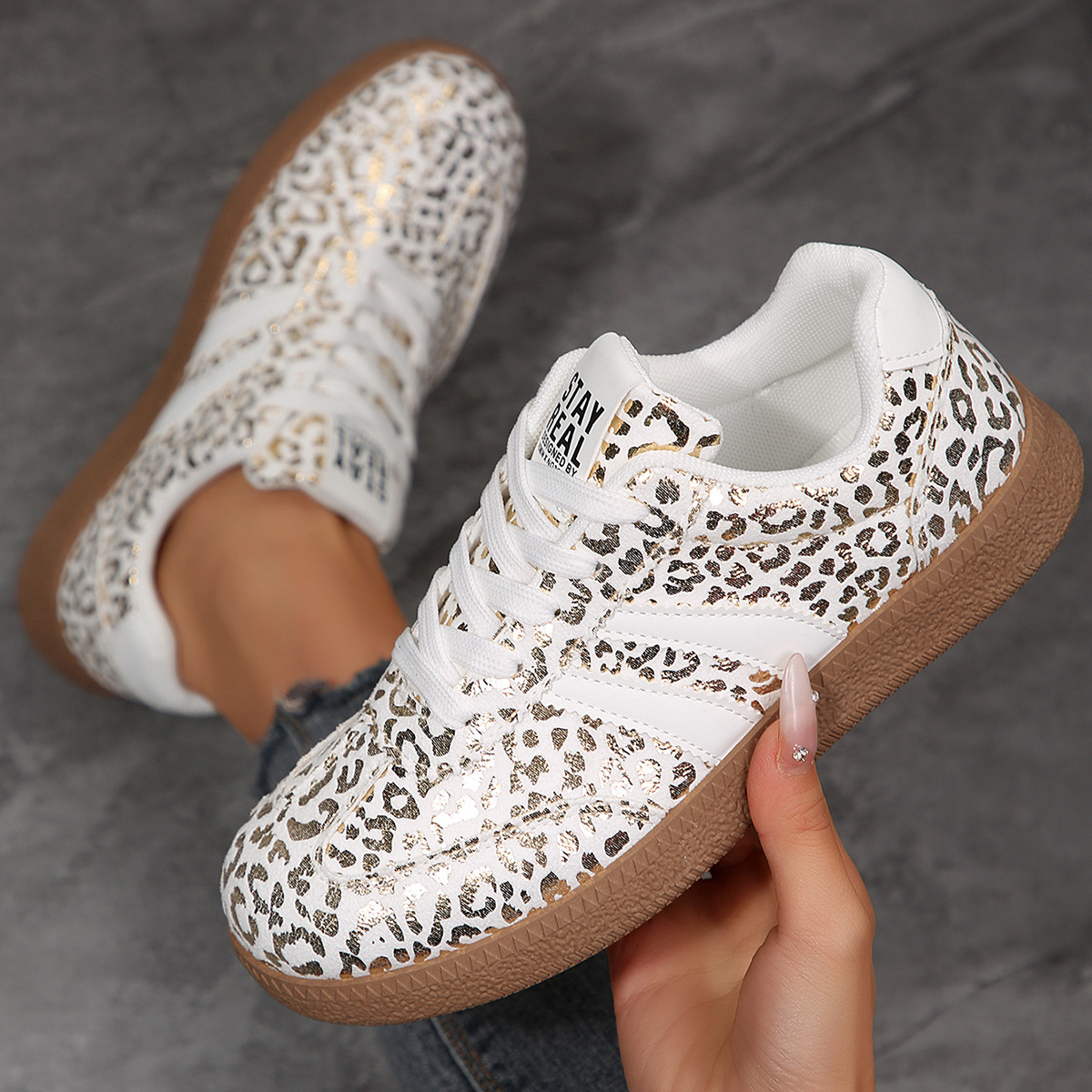 Zapatos de entrenamiento de base plana para mujeres 2025, primavera y otoño, zapatos de skate de comercio exterior de tamaño grande, zapatos casuales de moda, zapatos blancos para mujeres