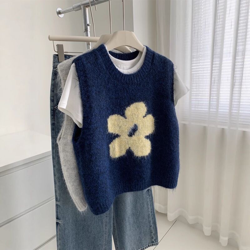 2026 New Autumn/Winter Layered Wear for Petite Women, Korean Style Age-Reducing Floral Knit Vest, Soft Sweater Top