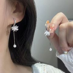s925 シルバー針イヤリングクリスタルアイスフラワーパールタッセルイヤリングライト高級ニッチデザインファッショナブルな気質イヤリング女性用