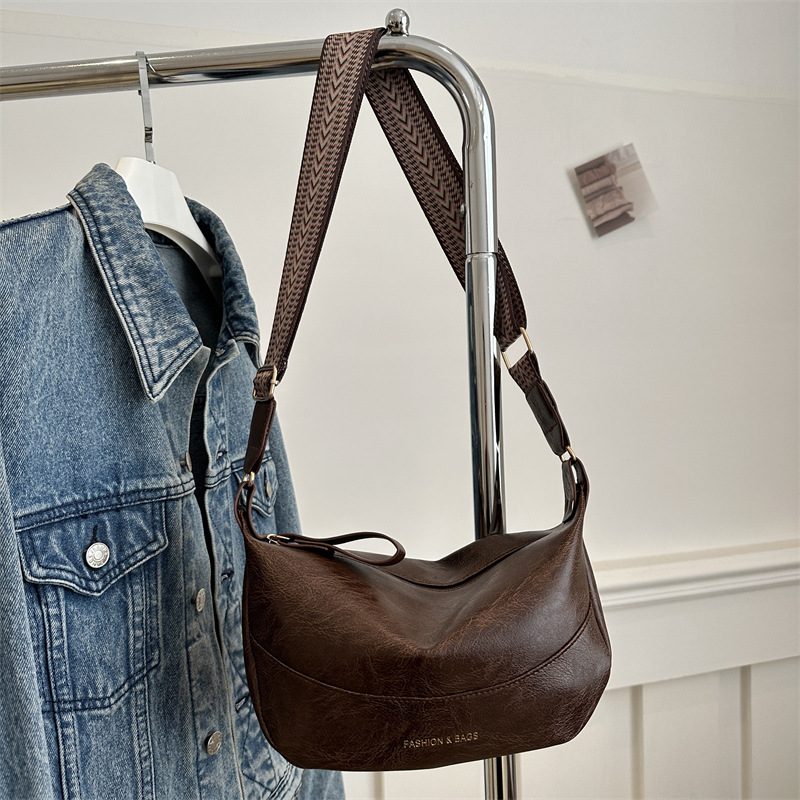 2024 moda Primavera pequeño bolso de las mujeres simple estilo retro bolsa de dumpling portátil suave Pu hombro bolsa de mensajero de moda transfronteriza