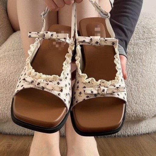 La parte inferior gruesa francesa aumenta la altura dulce sandalias de arco para mujeres verano de 2026 moda versátil falda de flores frías zapatillas