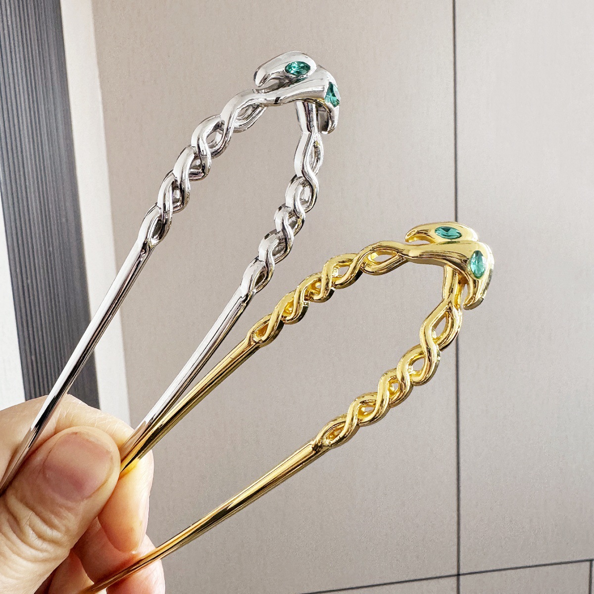 Europa y América clásica sensación de lujo ligero metal en forma de U clip de cabello de tendencia serpentina clip de cabello de torsión diamantes accesorios clip de cabello