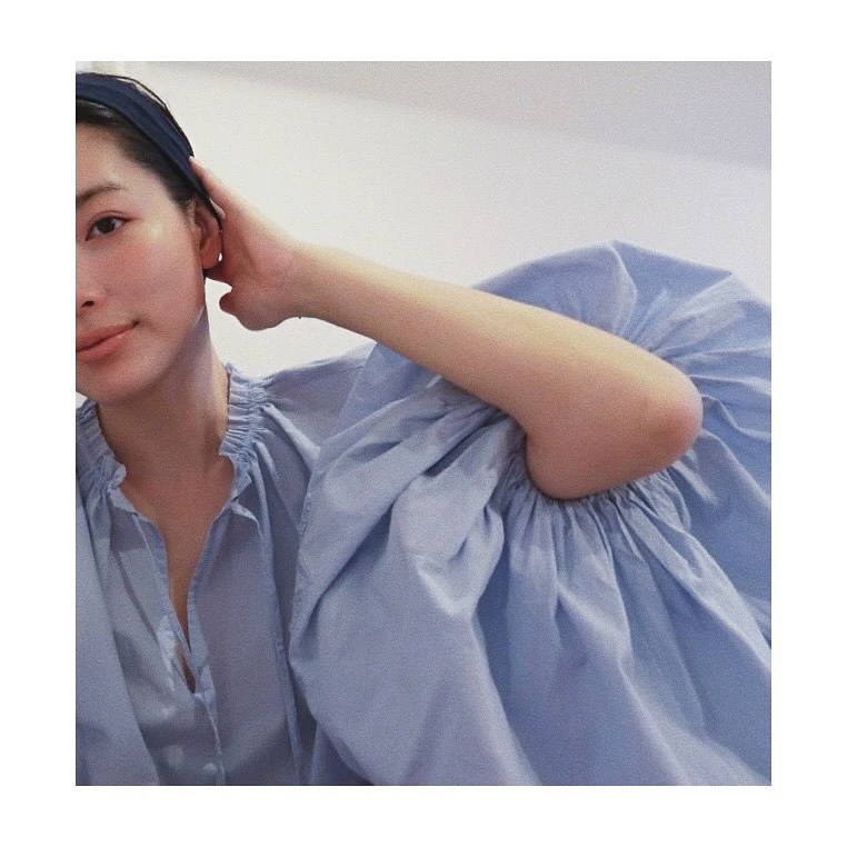 Летняя и весенняя рубашка в японском стиле, парижская, в стиле «старые деньги», роскошная, плиссированная, свободного кроя, стройнящая, модная.