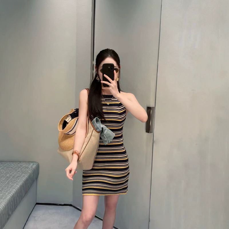 High-End Fashion Brand mm's 26Th New Model: Slim-Fit Long Dress with Open Back, Simple Color-Blocking Striped Knit Camisole Dress for Women High-End Fashion Brand mm's 26Th New Model: Slim-Fit Long Dress with Open Back, Simple Color-Blocking Striped Knit Camisole Dress for Women