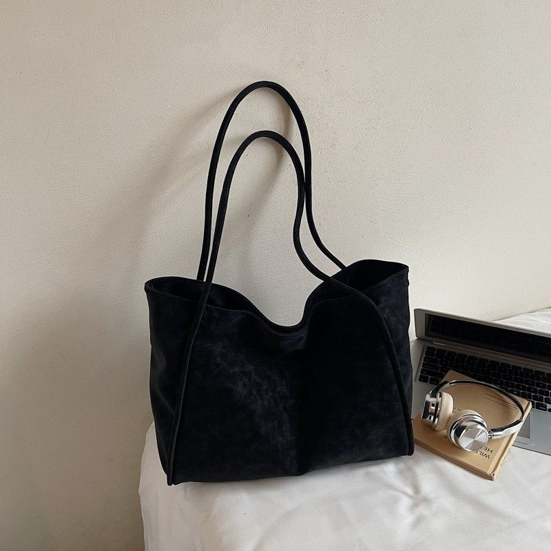 2025 nuevo nicho de diseño de bolsas de gran capacidad de gamuz de moda de lujo ligero para viajeros versátiles nuevos bolsos de hombro