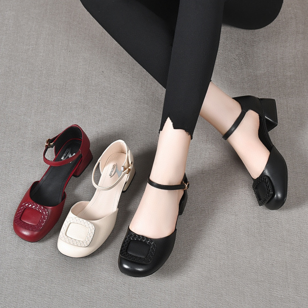 Dép sandal nữ da thật mũi kín gót vuông thấp quai đơn — Màu đen