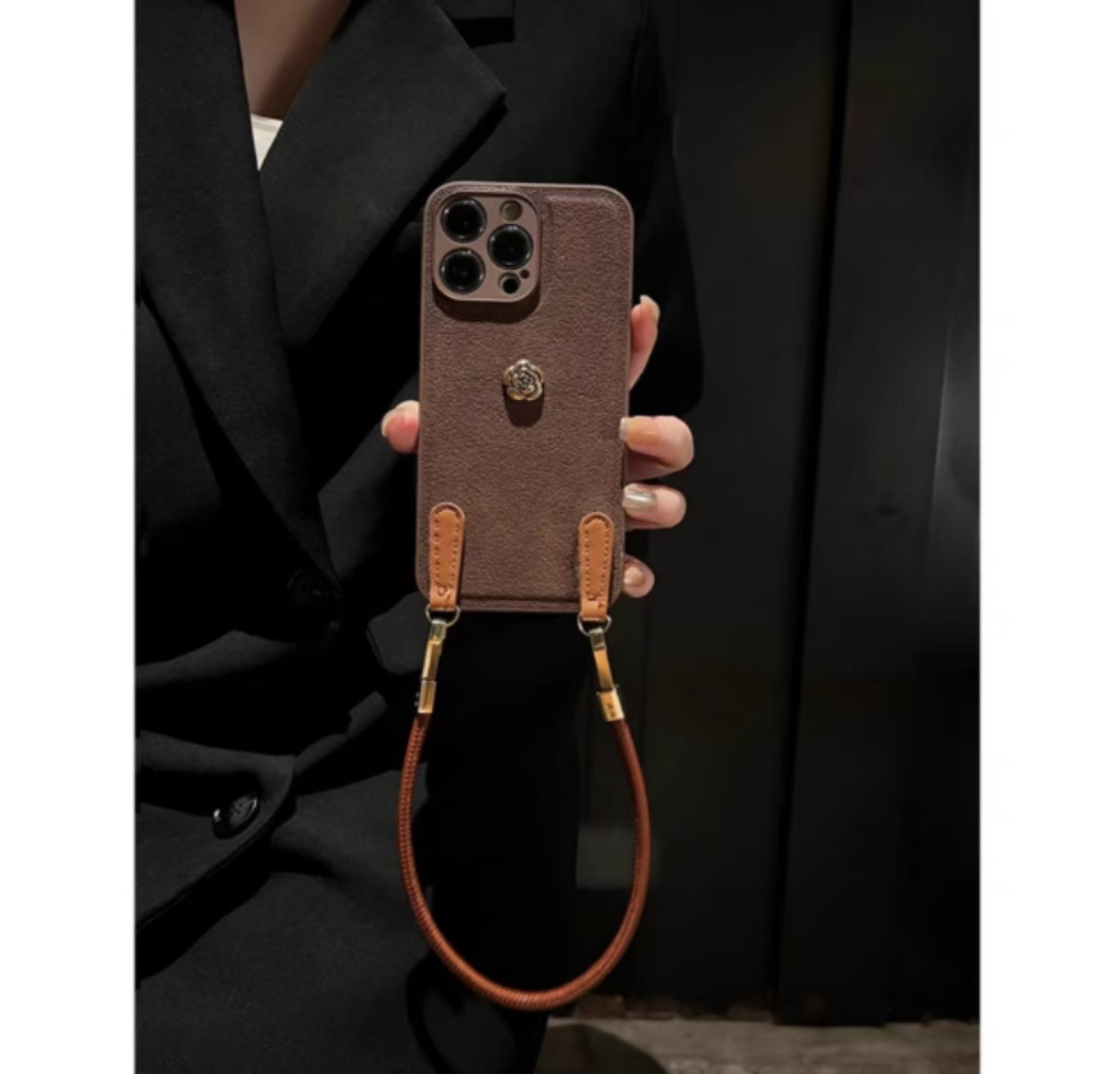 Otoño e invierno color sólido patrón de hoyos de luna para cordón de cuero iphone16ProMax 14 Apple 15 funda para teléfono móvil 13 hebilla de cuero mujer