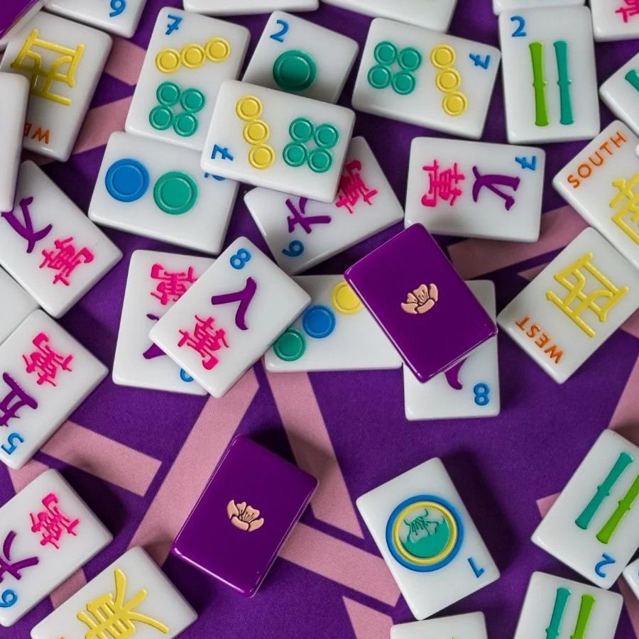 Bright-colored American-style mahjong set, 160 pieces, made of acrylic, with peacock, butterfly, and floral patterns