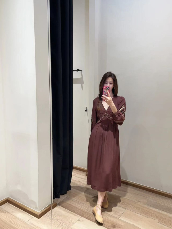 南油连衣裙高级感法式度假棕色V领刺绣长袖连衣裙收腰显瘦中长裙|undefined