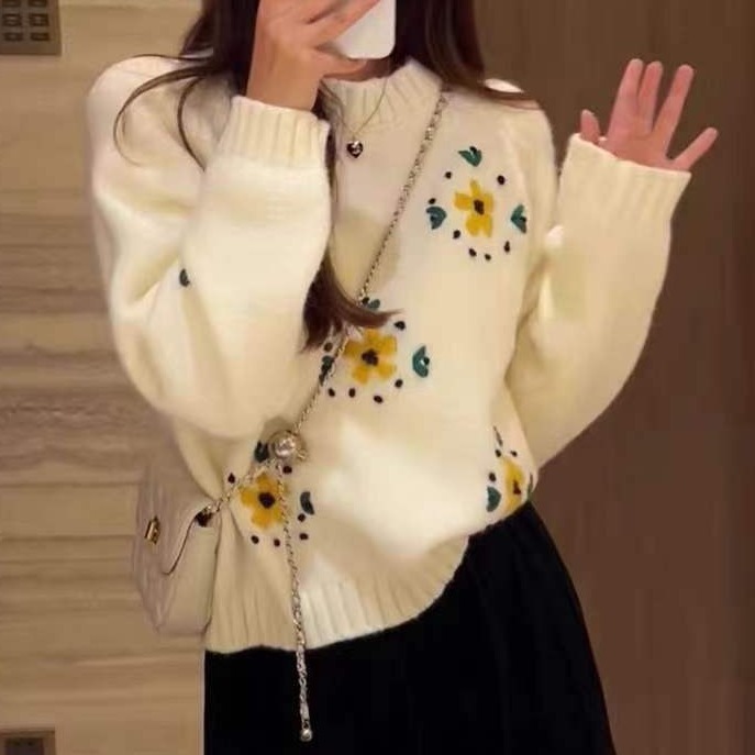 2025秋装新款花朵刺绣圆领套头长袖针织衫毛衣女秋冬宽松女装上衣|undefined