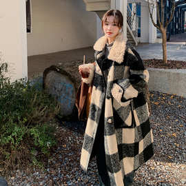 黑白格纹毛呢大衣女冬季2025年新款中长款羊羔毛加厚保暖呢子外套