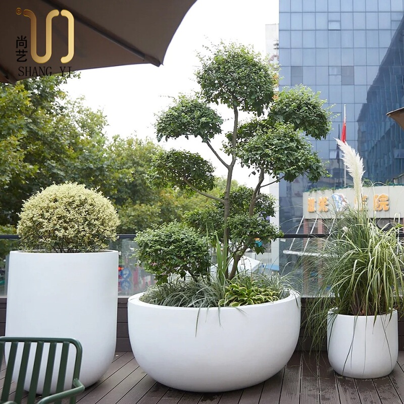 Simple white fiberglass flower pots, commercial flower box combinations, outdoor square large flower containers, hotel and municipal oval flower pots