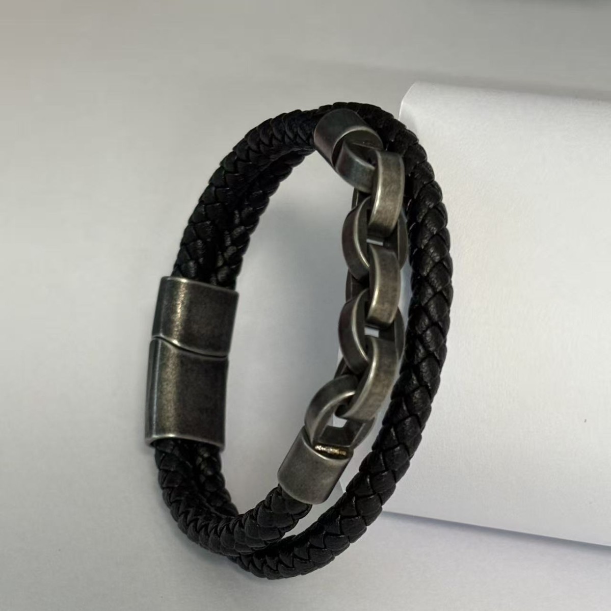 Moderne herrearmbånd i læder med kæde af rustfrit stål_voghion.com