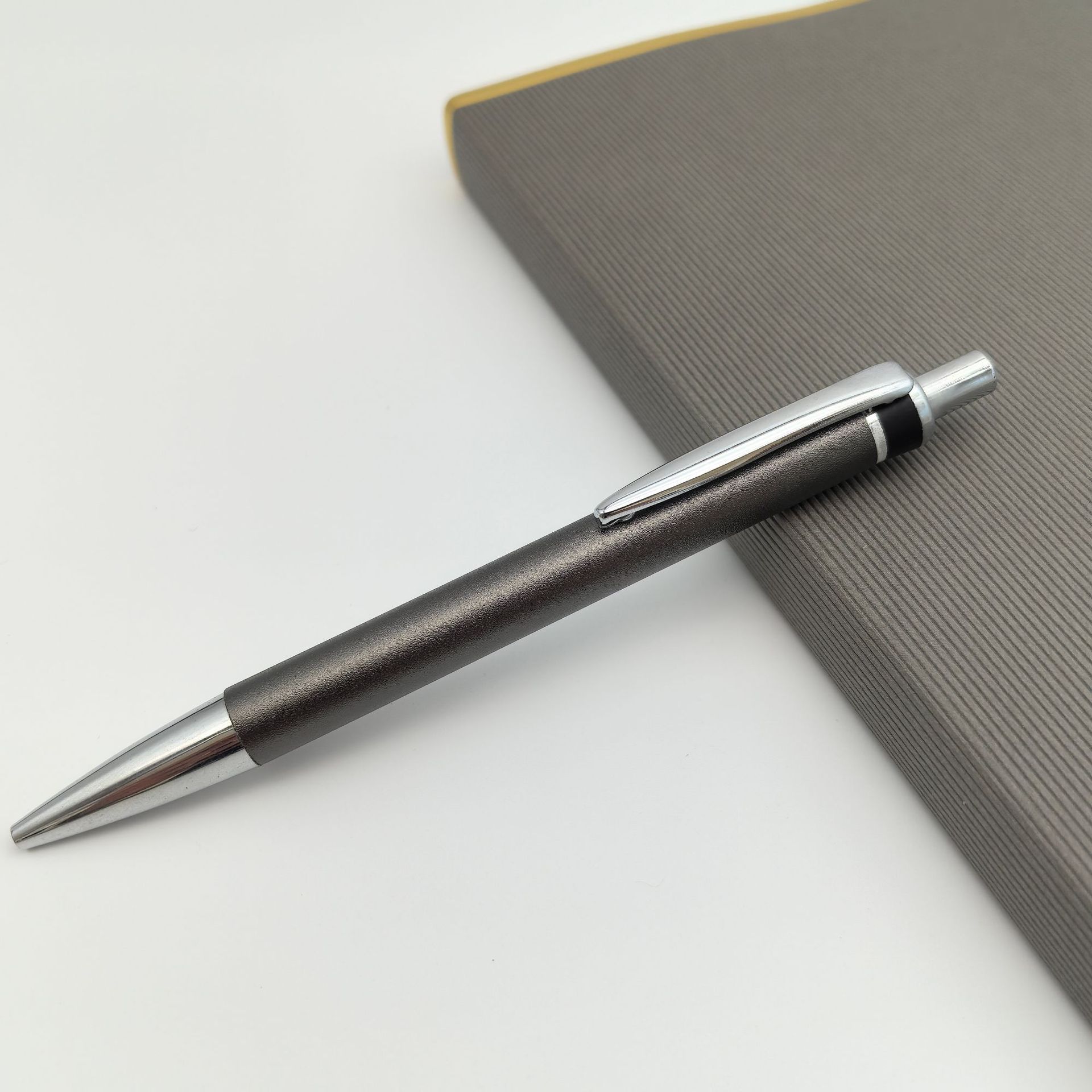 Bolígrafo de metal al por mayor aluminio esmerilado bolígrafo de regalo creativo bolígrafo personalizado logotipo de color láser