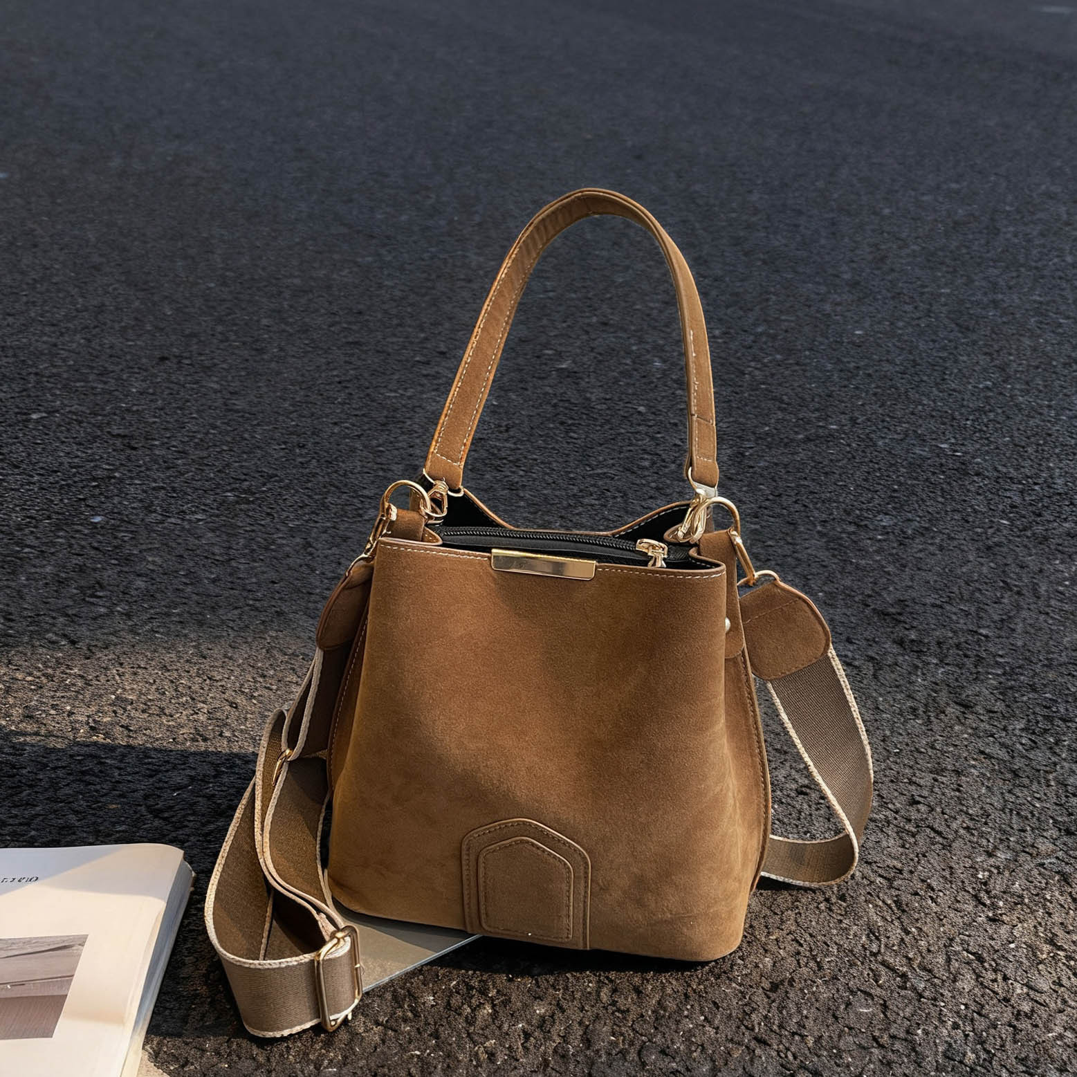 Bolsa de textura de alta calidad para mujeres 2025, otoño y invierno, nuevo bolso de cubo retro, moda extranjera, mochila de viaje universal.